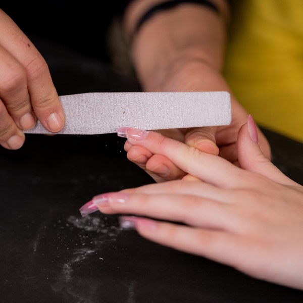 τεχνητά νύχια στο σπίτι